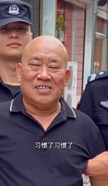 杜旭東與特警合影,站c位形象超尷尬,難以招架對方太熱情!