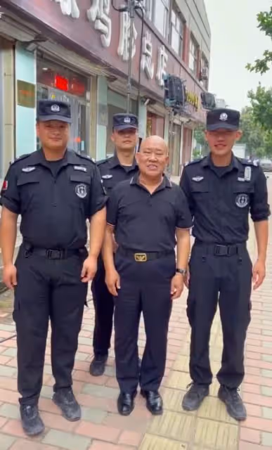 杜旭東與特警合影,站c位形象超尷尬,難以招架對方太熱情!