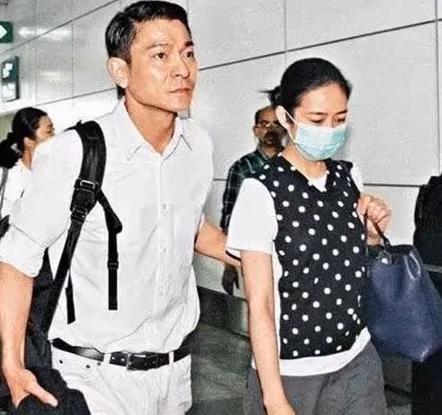 她陪了劉德華25年,42歲仍未婚,眼睜睜看著心愛的他娶了別人