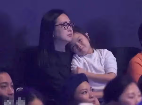 她陪了劉德華25年,42歲仍未婚,眼睜睜看著心愛的他娶了別人