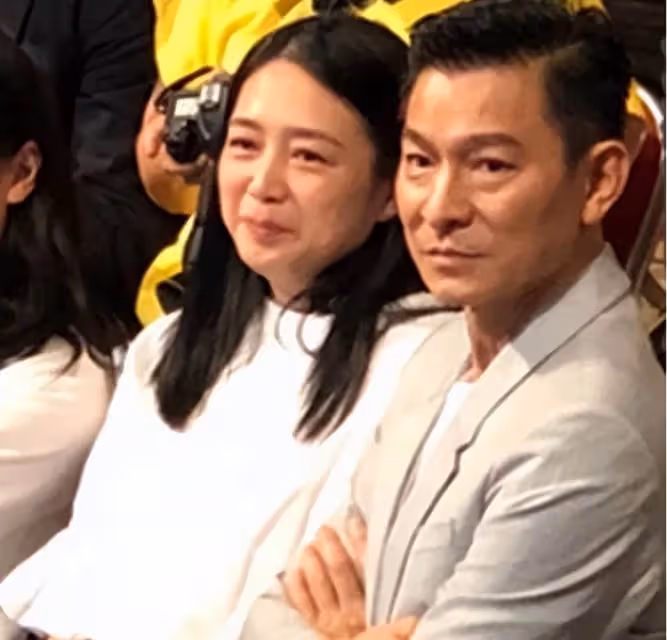 她陪了劉德華25年,42歲仍未婚,眼睜睜看著心愛的他娶了別人