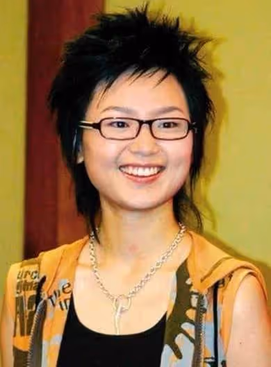 有種「整容」叫周筆暢留學,回國摘掉眼鏡,網友:是同一個人嗎?