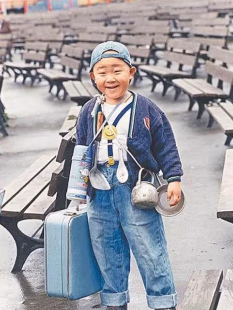 郝劭文4歲爆紅9歲隱退,千萬片酬被父母敗光,如今「靠直播30天做到3.3億」,大起大落看盡人間冷暖