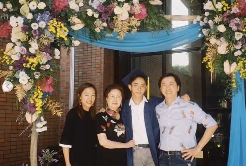 伊能靜兒子再穿女裝!大秀鎖骨和大長腿,動作眼神完美拿捏女生精髓,網友:下一個金星?