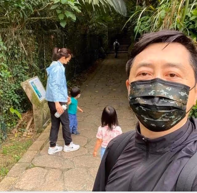伊能靜兒子再穿女裝!大秀鎖骨和大長腿,動作眼神完美拿捏女生精髓,網友:下一個金星?