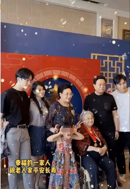 伊能靜兒子再穿女裝!大秀鎖骨和大長腿,動作眼神完美拿捏女生精髓,網友:下一個金星?