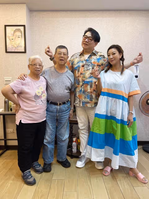 見家長了!楊繡惠大方曝照「終於來提親了」 跟對方「手比愛心全家福」好友全恭喜