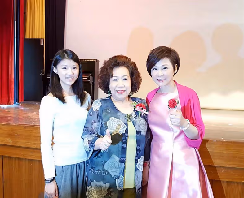高材生愛女曝光!《我愛紅娘》主持人心疼「女兒遭繼母動手」接回砸千萬栽培 「今從名校畢業」自豪喊:媽可休息了