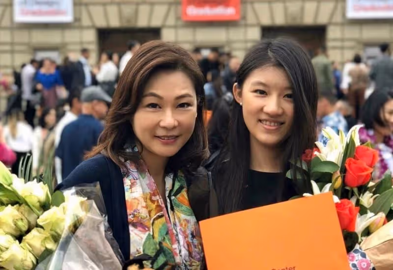 高材生愛女曝光!《我愛紅娘》主持人心疼「女兒遭繼母動手」接回砸千萬栽培 「今從名校畢業」自豪喊:媽可休息了