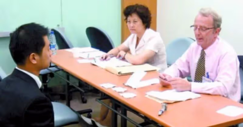 女面試官： 我來大姨媽，你能幫我接杯熱水嗎？男子「機智應答」竟被當場錄用