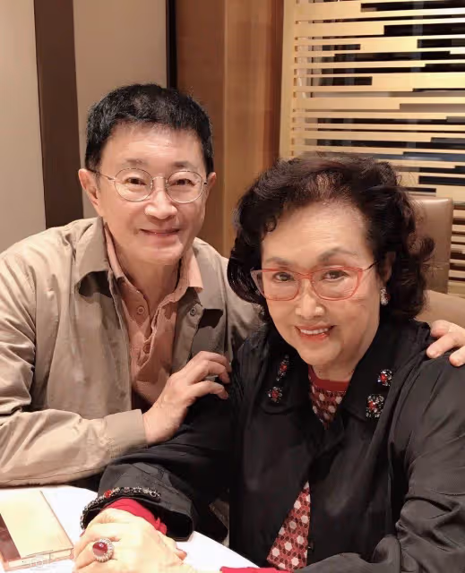她瘦身11公斤後容光煥發!林青霞罕見「現身圈內聚會」67歲穿「紅裙」站C位太搶眼:柔美又大氣