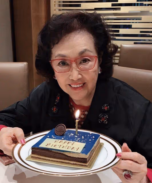 她瘦身11公斤後容光煥發!林青霞罕見「現身圈內聚會」67歲穿「紅裙」站C位太搶眼:柔美又大氣