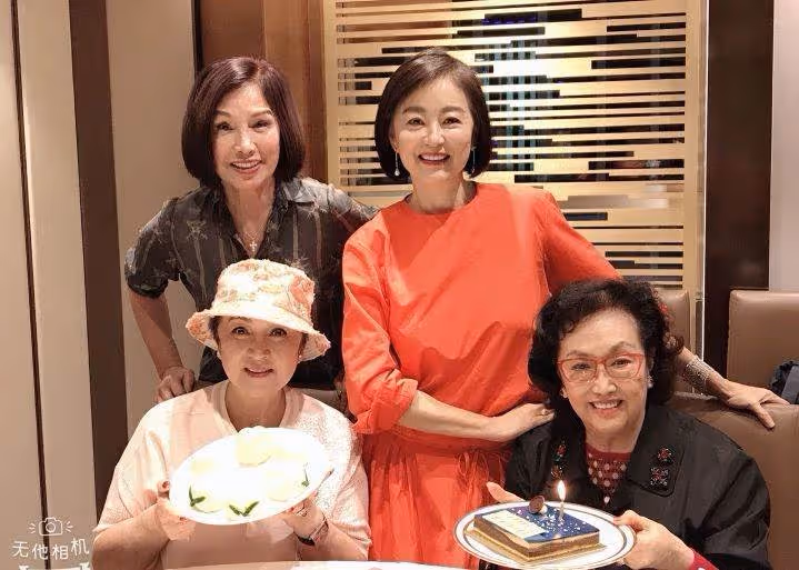 她瘦身11公斤後容光煥發!林青霞罕見「現身圈內聚會」67歲穿「紅裙」站C位太搶眼:柔美又大氣