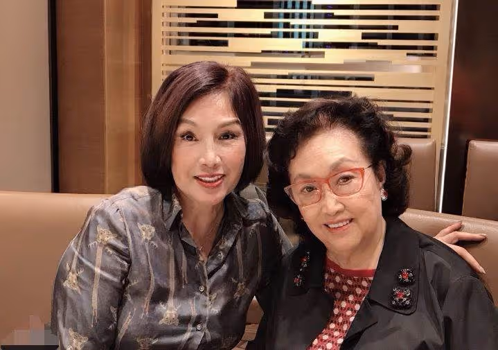 她瘦身11公斤後容光煥發!林青霞罕見「現身圈內聚會」67歲穿「紅裙」站C位太搶眼:柔美又大氣