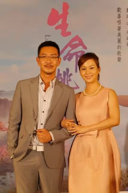 女星被發現「捷運出口擺攤」大方坦承：擺了10個月，「扛四口家計」每月只花1萬5：知足過活