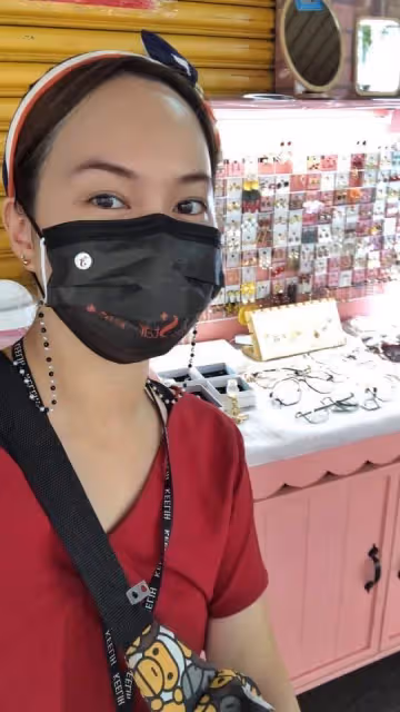 女星被發現「捷運出口擺攤」大方坦承：擺了10個月，「扛四口家計」每月只花1萬5：知足過活
