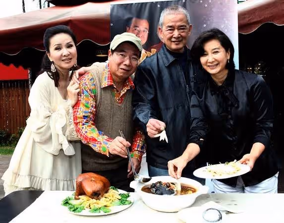 他背後最重要的女人！石峰「擁6棟房爽當包租公」最謝40年枕邊人　出道曾傳緋聞「愛妻用小技巧」讓他懂分寸