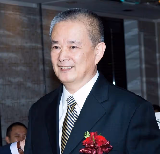 他背後最重要的女人！石峰「擁6棟房爽當包租公」最謝40年枕邊人　出道曾傳緋聞「愛妻用小技巧」讓他懂分寸