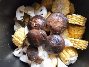 排骨香菇玉米蓮藕湯