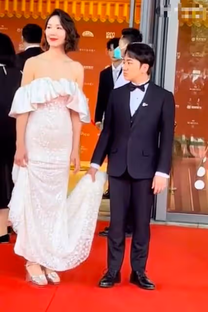 王祖藍李亞男上熱搜,形象對比被全網嘲笑,同框差距太過違和!