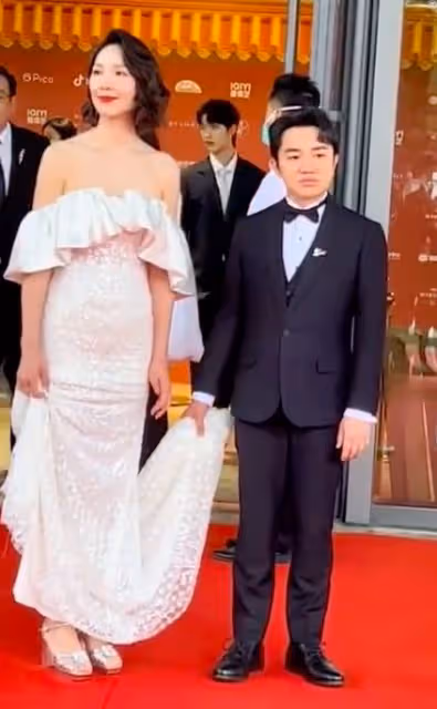 王祖藍李亞男上熱搜,形象對比被全網嘲笑,同框差距太過違和!