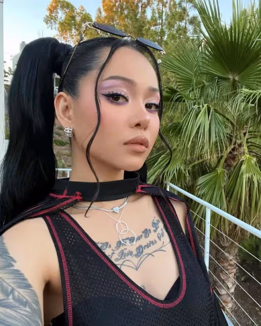 菲律賓裔女歌手想左右逢源,最終被 Cardi B 揭發