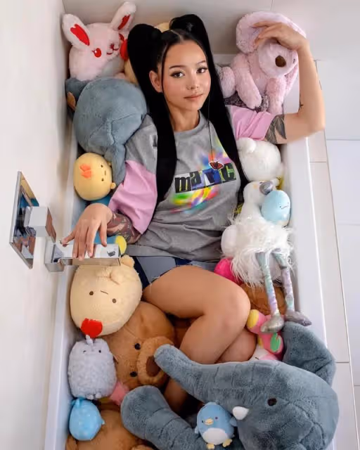 菲律賓裔女歌手想左右逢源,最終被 Cardi B 揭發