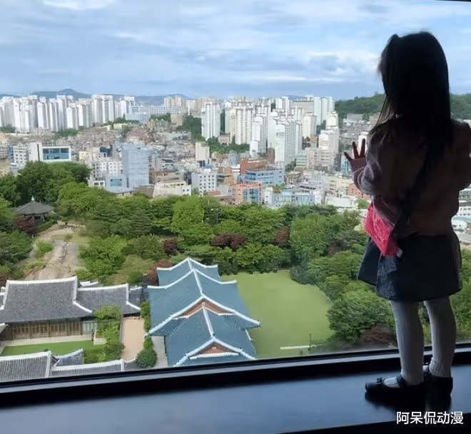 湯唯與老公金泰勇同框,祝賀中韓建交30周年,深情對視好恩愛