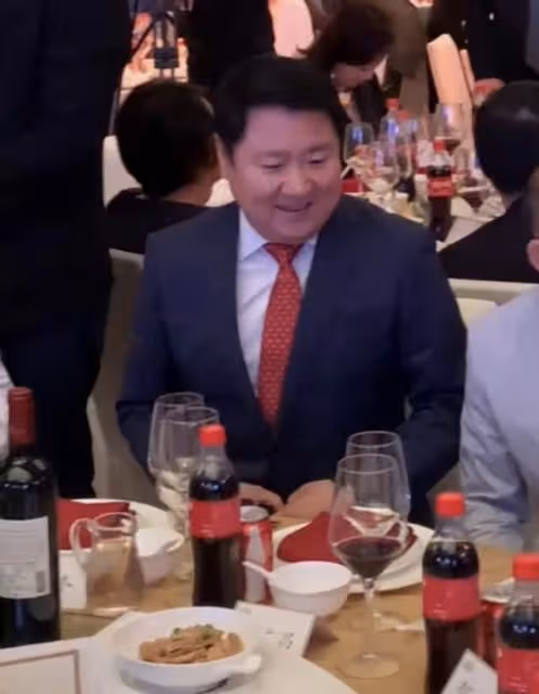49歲李冰冰與眾大佬聚餐,小露香肩身材火辣
