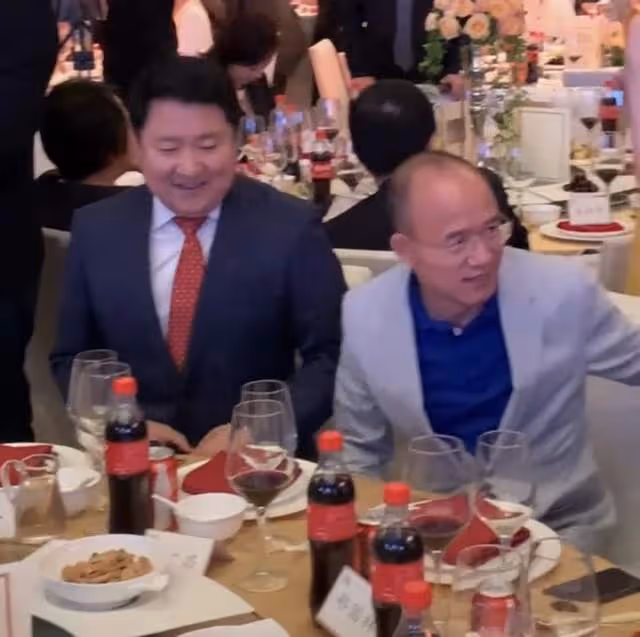 49歲李冰冰與眾大佬聚餐,小露香肩身材火辣