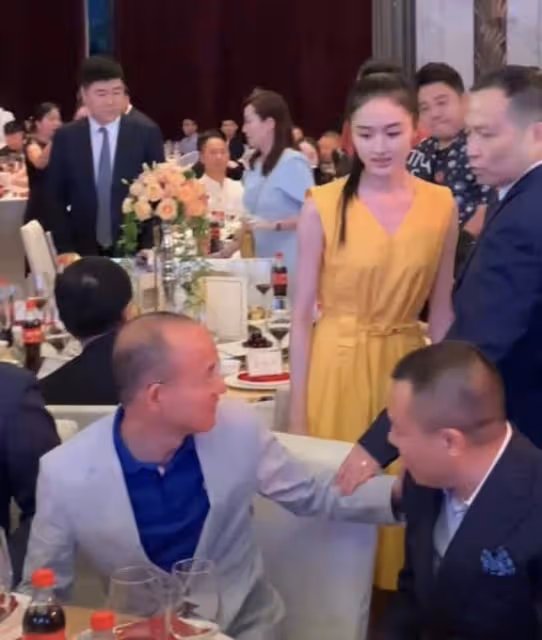 49歲李冰冰與眾大佬聚餐,小露香肩身材火辣