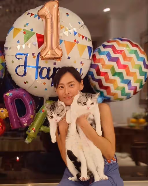 梁洛施素顏似少女,久居李澤楷豪宅生活優渥
