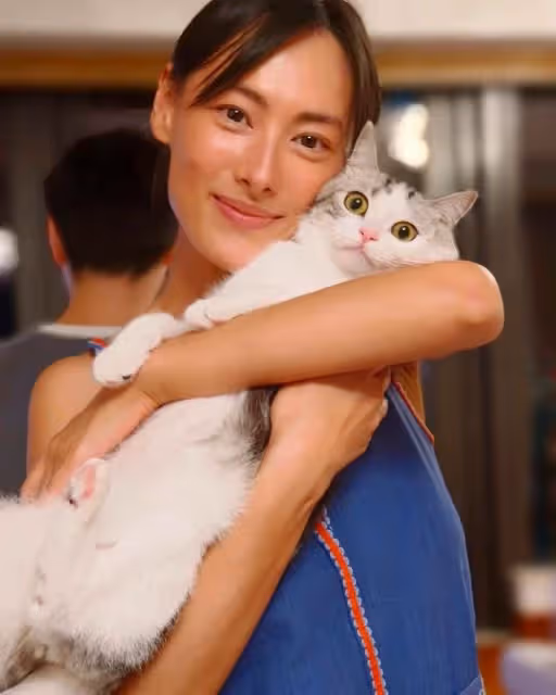 梁洛施素顏似少女,久居李澤楷豪宅生活優渥