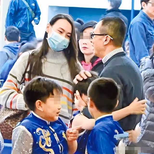 梁洛施素顏似少女,久居李澤楷豪宅生活優渥