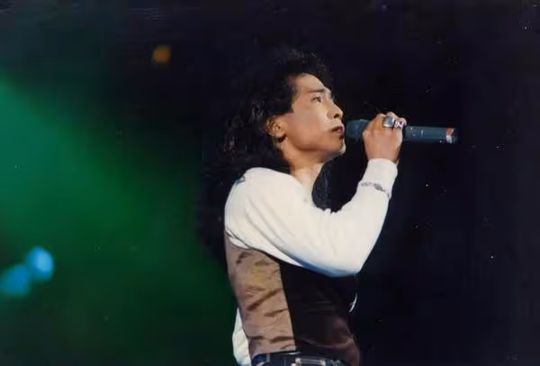 61嵗齊秦近況曝光,皮膚乾枯寬大毛衣難掩肚腩,與小24歲嬌妻同框像祖孫,媒諷刺「又黑又枯大肚腩」