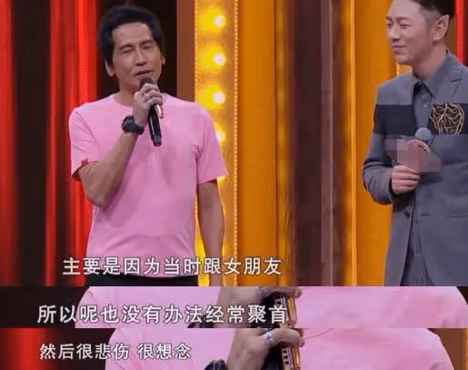 61嵗齊秦近況曝光,皮膚乾枯寬大毛衣難掩肚腩,與小24歲嬌妻同框像祖孫,媒諷刺「又黑又枯大肚腩」