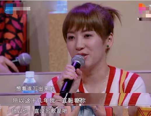 61嵗齊秦近況曝光,皮膚乾枯寬大毛衣難掩肚腩,與小24歲嬌妻同框像祖孫,媒諷刺「又黑又枯大肚腩」