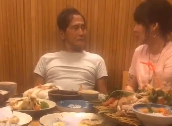 61嵗齊秦近況曝光,皮膚乾枯寬大毛衣難掩肚腩,與小24歲嬌妻同框像祖孫,媒諷刺「又黑又枯大肚腩」