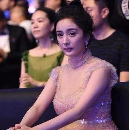 明星無修圖:趙麗穎憔悴、蔣欣顯老、楊冪豐滿變胖、鹿晗完全認不出,最厲害的就是迪麗熱巴了