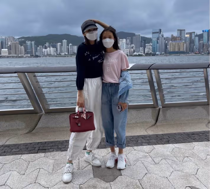郭可盈母女海邊吹風,拎18萬包淋雨超土豪,女兒穿三千短袖太貴氣