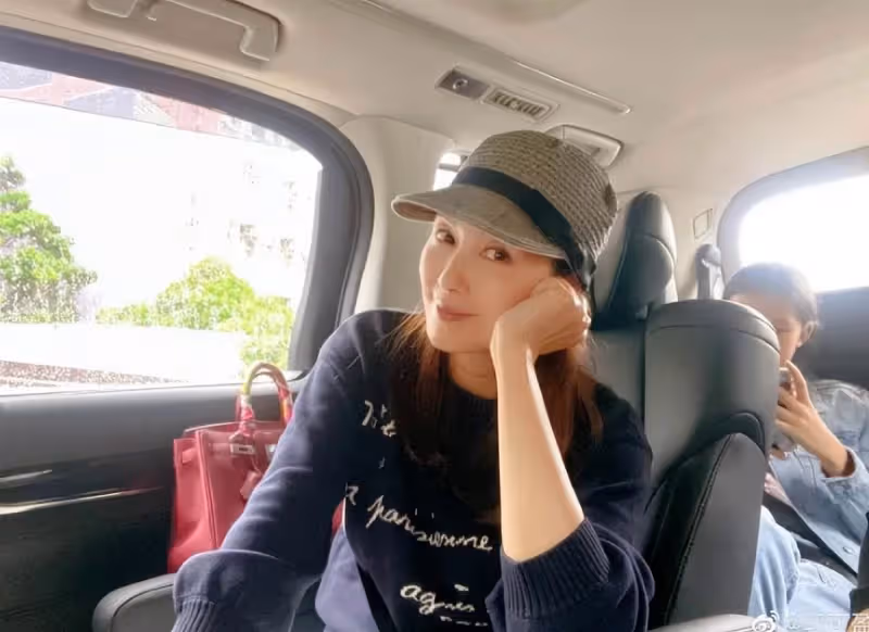 郭可盈母女海邊吹風,拎18萬包淋雨超土豪,女兒穿三千短袖太貴氣