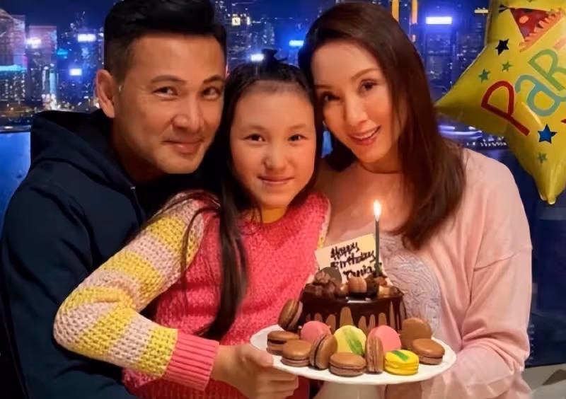 郭可盈母女海邊吹風，拎18萬包淋雨超土豪，女兒穿三千短袖太貴氣