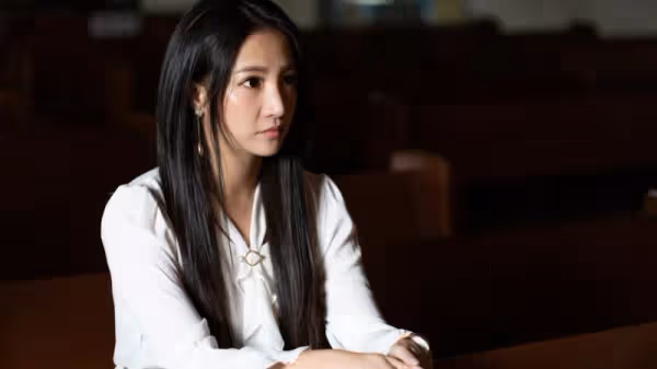 老公和我一離婚就立馬再婚,婚禮當天看到新娘後,婆婆氣得帶我大鬧婚場!