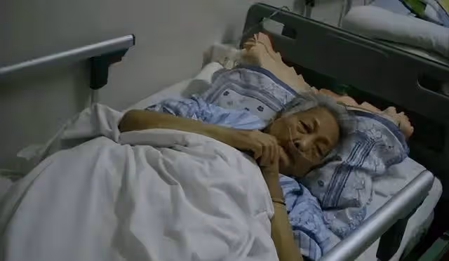 「婆婆癱瘓到底該兒媳還是女兒伺候?」兒子照顧一個月,提出復婚