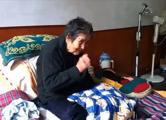 「婆婆癱瘓到底該兒媳還是女兒伺候?」兒子照顧一個月,提出復婚