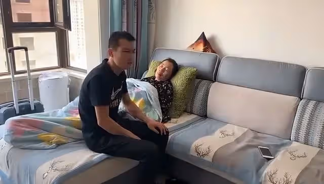 「婆婆癱瘓到底該兒媳還是女兒伺候?」兒子照顧一個月,提出復婚