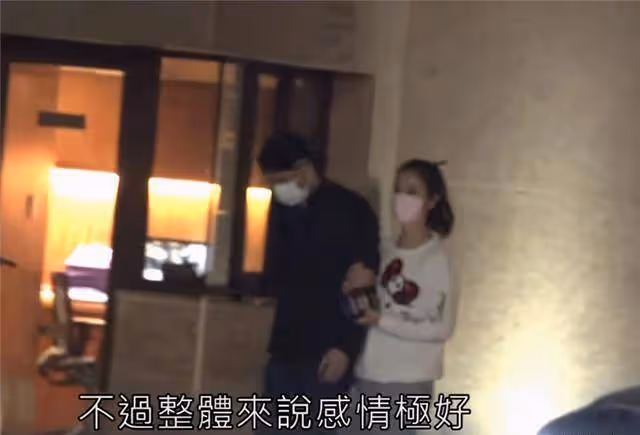 風波後合體,林心如主動挽老公手臂,霍建華似醉酒只顧低頭走路