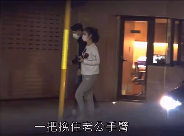 風波後合體,林心如主動挽老公手臂,霍建華似醉酒只顧低頭走路