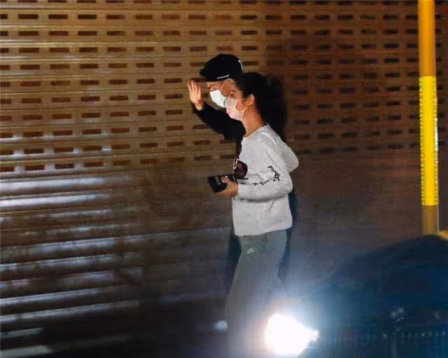 風波後合體，林心如主動挽老公手臂，霍建華似醉酒只顧低頭走路