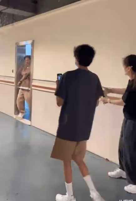 袁詠儀帶兒子魔童探班老公張智霖,一家三口開香檳慶節日超幸福
